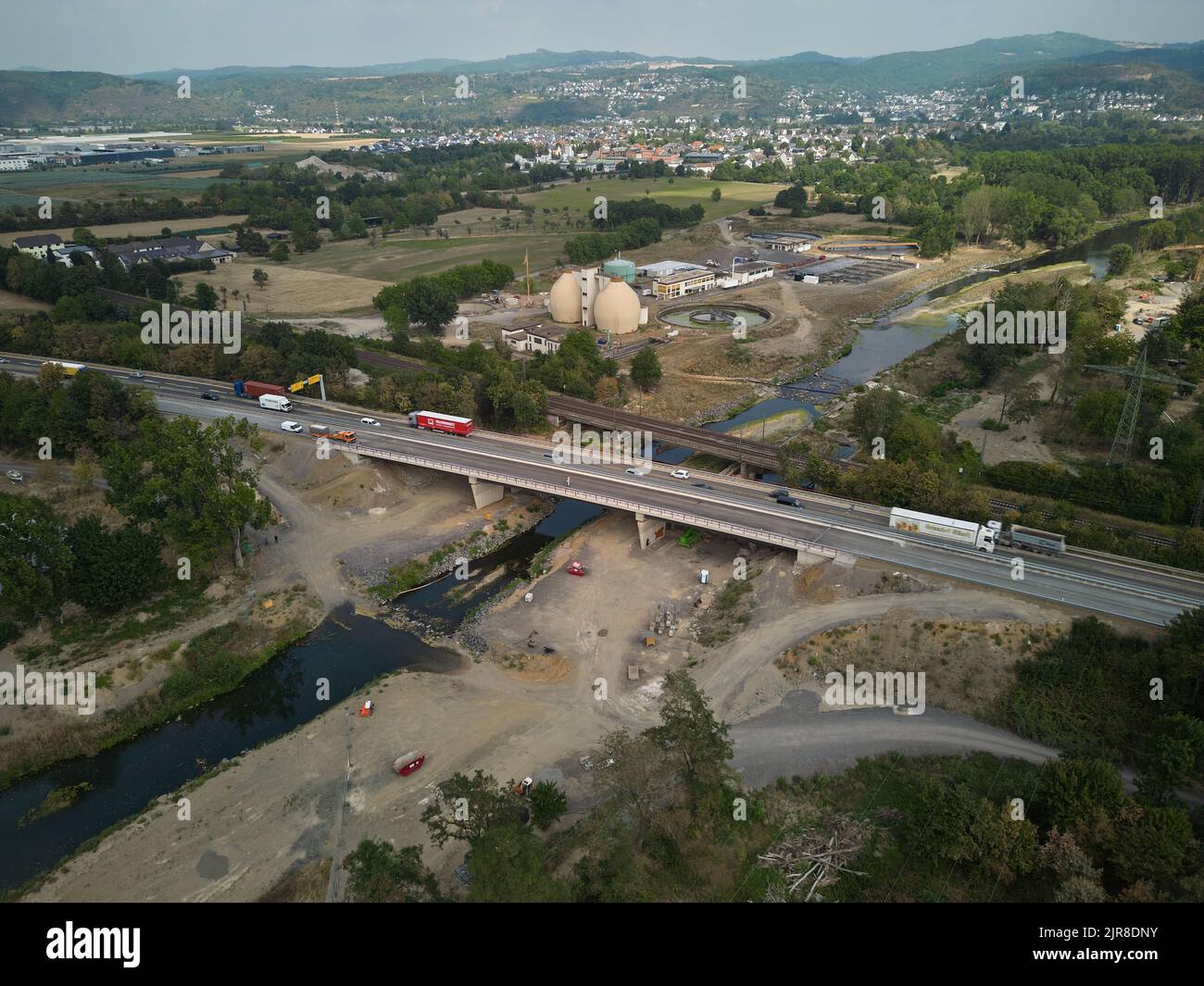 Sinzig, Allemagne. 19th août 2022. Le pont d'Ahr sur la route fédérale 9 à Sinzig, qui a été gravement endommagé pendant les inondations de l'été 2021, doit être entièrement rouvert à la circulation en septembre. L'inondation avait lavé une fondation de quai, la structure en direction de Koblenz s'est effondrée. (À dpa-Korr 'les ponts délabrés ralentissent le trafic - plus de ponts du Rhin recherché') Credit: Thomas Frey/dpa/Alay Live News Banque D'Images
