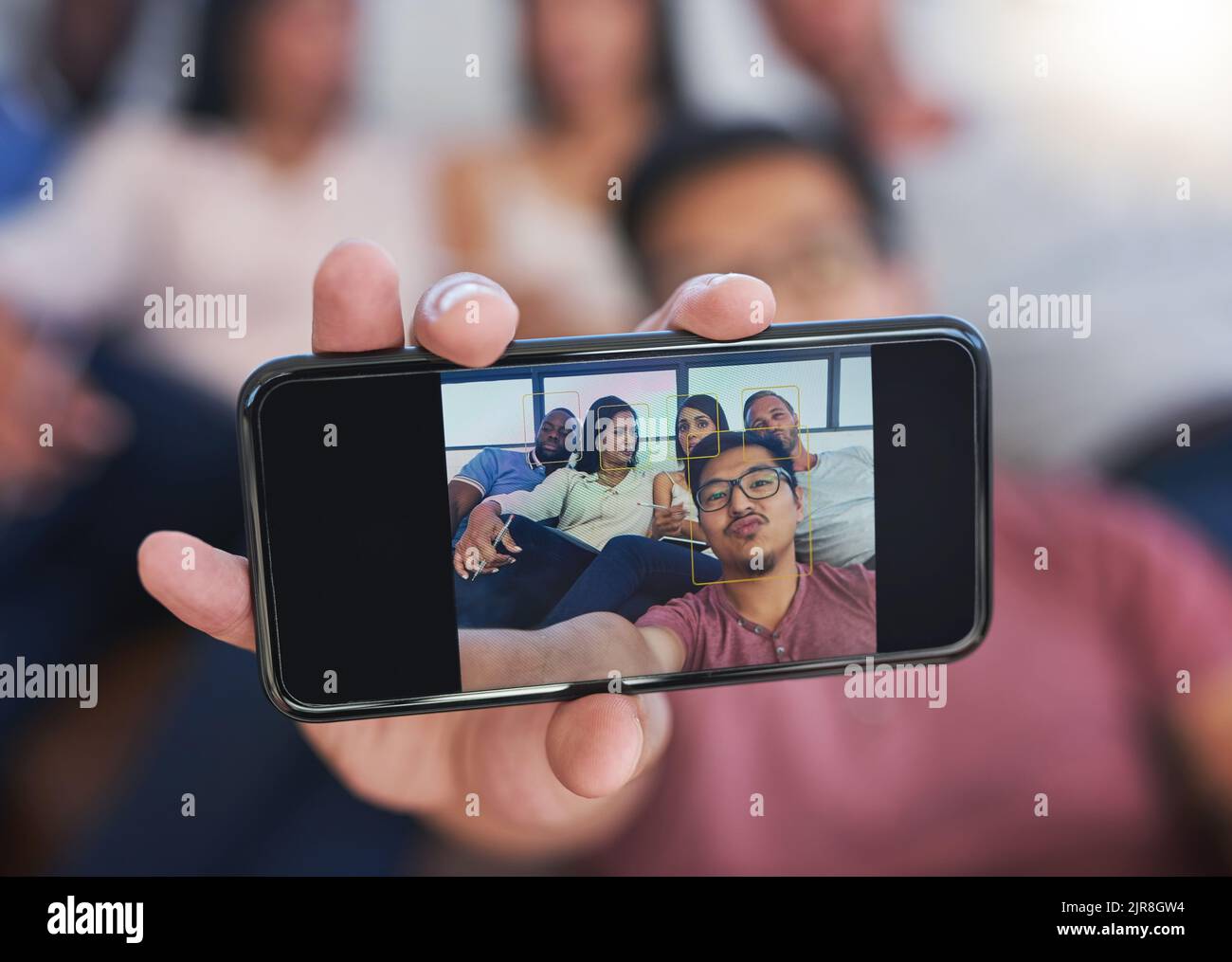MeetingInProgress. Un groupe heureux de collègues créatifs qui se posent pour un selfie au bureau. Banque D'Images