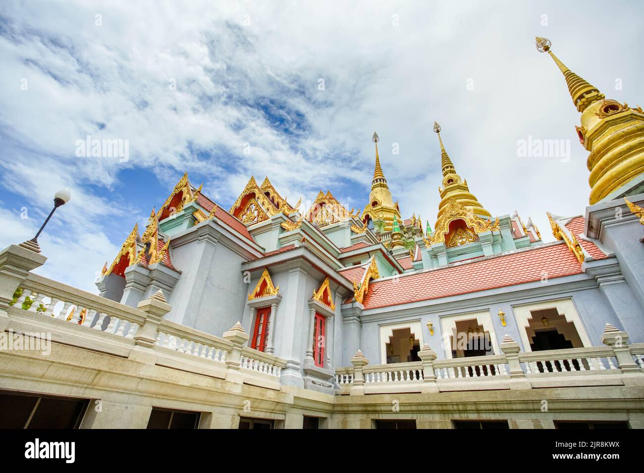 Paysage de la célèbre stupa appelé Phra Mahathe Chedi Phakdee Prakat, la grande pagode de style Rattanakosin dans la province de Prachuap Khiri Khan, Thaïlande. Banque D'Images
