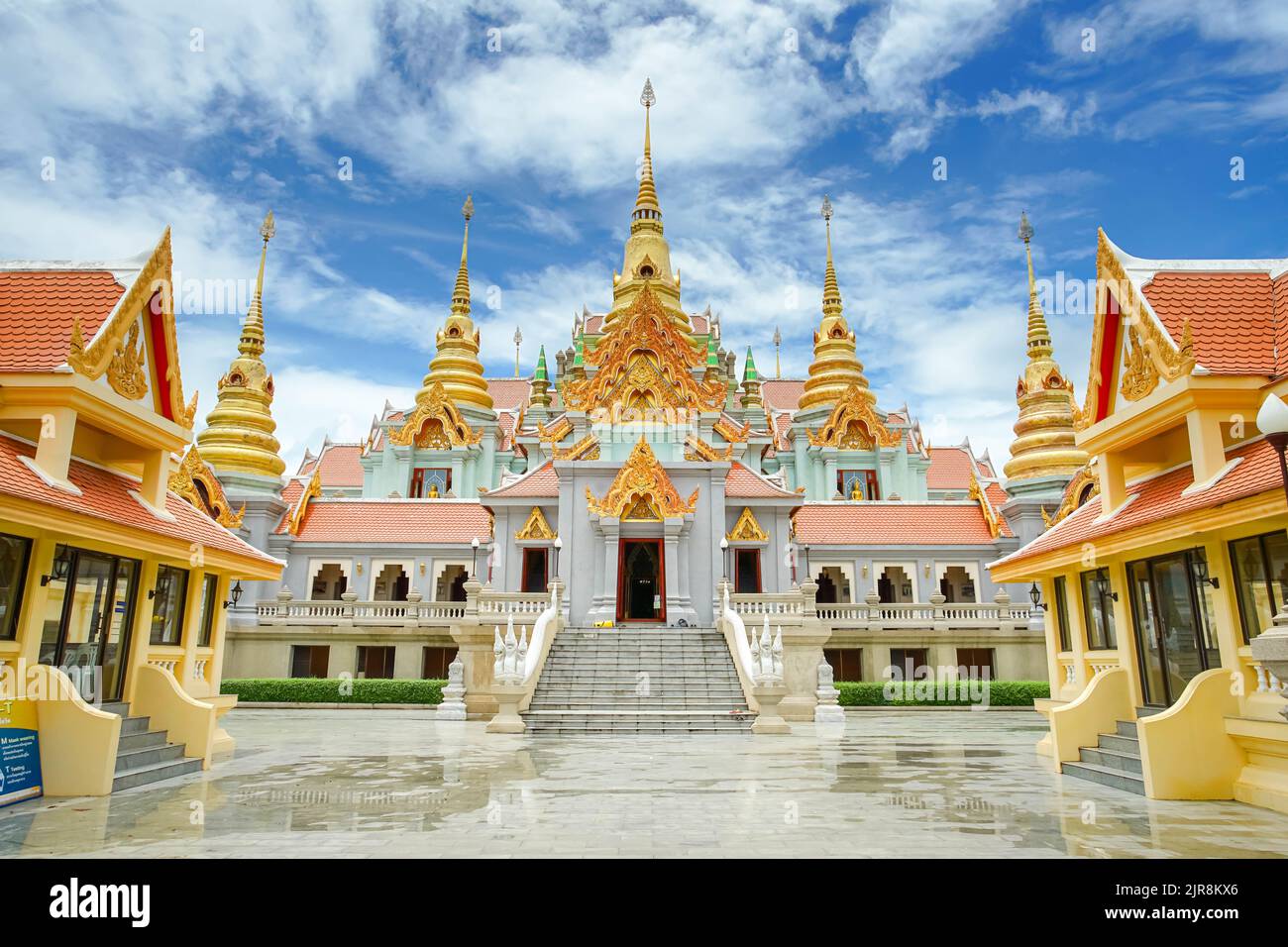 Paysage de la célèbre stupa appelé Phra Mahathe Chedi Phakdee Prakat, la grande pagode de style Rattanakosin dans la province de Prachuap Khiri Khan, Thaïlande. Banque D'Images