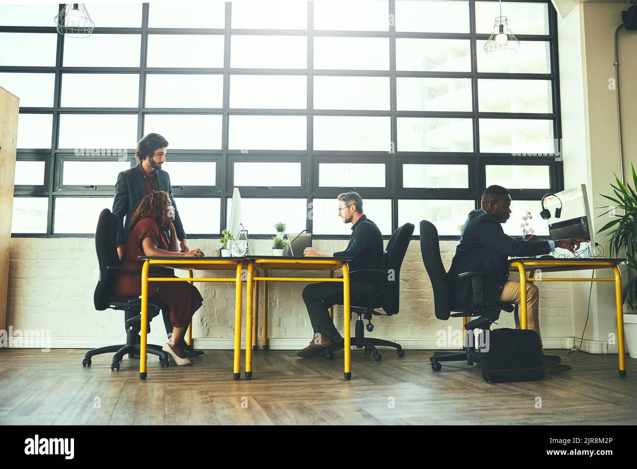 Le bureau innovant en plein essor. Photo d'un groupe d'hommes d'affaires travaillant dans leur bureau. Banque D'Images