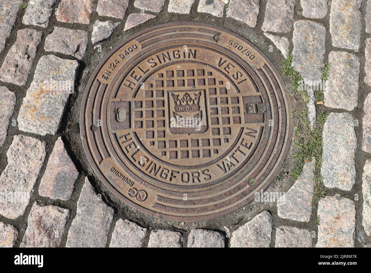 Helsinki, Finlande - 20 août 2022 : vue en grand angle d'un trou d'homme de pipe à eau avec armoiries de la ville d'Helsinki. Banque D'Images