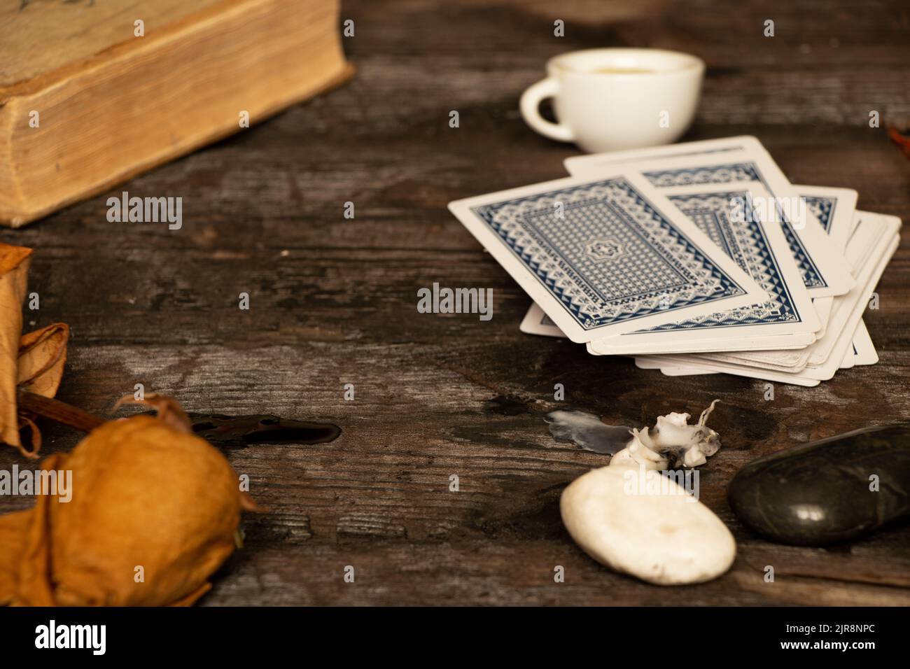 un jeu de cartes pour la divination se trouve sur une table en bois, la divination sur des cartes, sorcellerie Banque D'Images