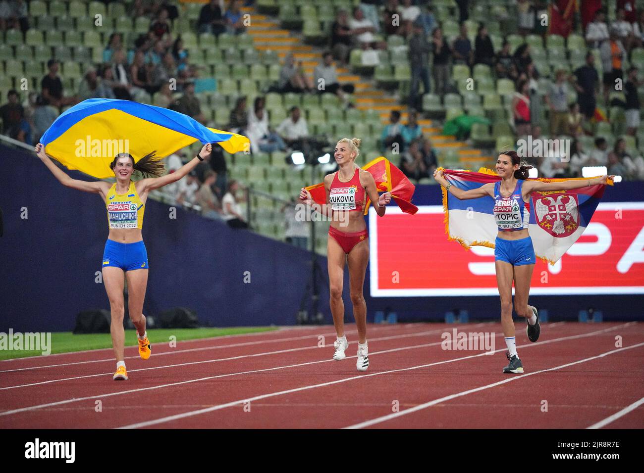 Munich, Allemagne. 21st août 2022. Athlétisme : championnats d'Europe, stade olympique, saut en hauteur, finale, femmes, Yaroslava Mahuchikh (l-r, Ukraine) gagne devant Marija Vukovic (Monténégro) et Angelina Topic (Serbie). Crédit : Soeren Stache/dpa/Alay Live News Banque D'Images