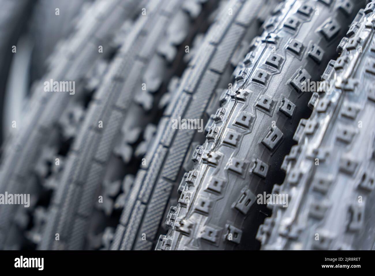 nouveaux pneus de vélo dans le stockage. pile de pneus de vélo noirs Banque D'Images