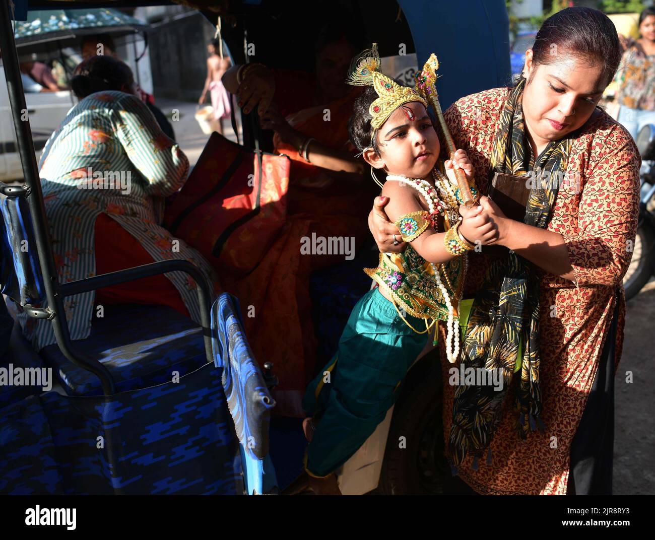 Des enfants habillés comme Lord Krishna participent à un concours de tenues lors des célébrations pour marquer le Janmashtami, 'occasion de naissance de Lord Krishna', un festival hindou au temple Sri Krishna d'Agartala. Tripura, Inde. Banque D'Images