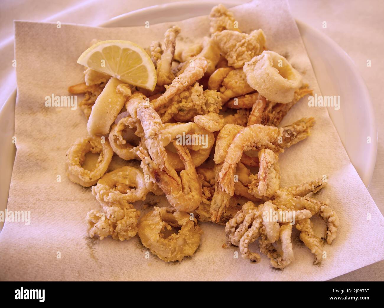 Plat traditionnel italien: Frittura di pesce mista ou Fritto di pesce misto. Mélange de fruits de mer locaux frits. Riviera Romagnola, Italie Banque D'Images