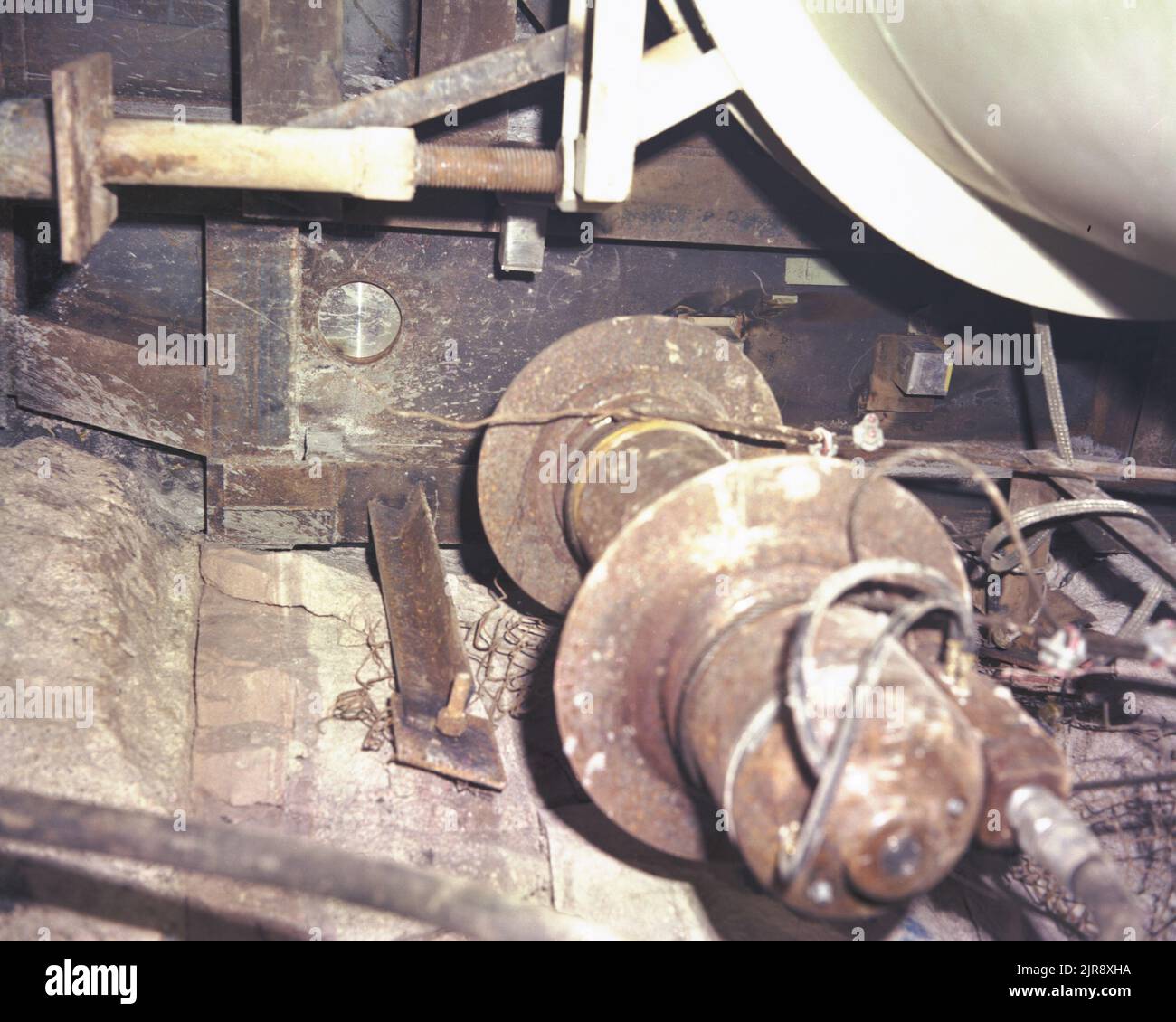 A750442 U12T JAUGES CHARLES GULICK (INGÉNIEUR DE PROJET) MAI 21 75 EG&G/NTS PHOTO LAB DATE DE PUBLICATION : 5/21/1975 CÂBLES (SOCIÉTÉ NON ÉLECTRIQUE) ; EDGERTON, GERMESHAUSEN & GRIER ; EG&G ; ÉQUIPEMENT ET INSTRUMENTS ; JAUGES ; GULICK, CHARLES ; INSTRUMENTS ET ÉQUIPEMENTS ; NEVADA ; SITE D'ESSAI DU NEVADA; SNT; TECHNOLOGIE DE L'ÉNERGIE NUCLÉAIRE; ESSAIS NUCLÉAIRES; ESSAIS NUCLÉAIRES; RACCORDS DE TUYAUX ; MATÉRIAUX STRUCTURELS ; SUPPORTS STRUCTURELS ; SITES D'ESSAI ; UGT ; SOUTERRAIN; ESSAIS SOUTERRAINS; FILS ET CÂBLES; IMAGES HISTORIQUES DE U12T JAUGES. 1972 - 2012. Département de l'énergie. Administration nationale de la sécurité nucléaire. Photos connexes t Banque D'Images