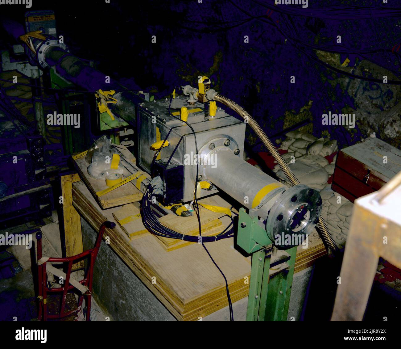 A750229 U12E TUYAU DE DIAGNOSTIC POUR VOITURE À MANGER JOHN ALLEN (INGÉNIEUR DE PROJET) MAR 24 75 EG&G/NTS PHOTO LAB DATE DE PUBLICATION : 3/24/1975 ALLEN, JOHN; SACS; POUTRES (SUPPORTS); TUYAU DE DIAGNOSTIC; DINING CAR ; EDGERTON, GERMESHAUSEN & GRIER ; EG&G ; ÉQUIPEMENT ET INSTRUMENTS ; FLEXIBLES ; INSTRUMENTS ET ÉQUIPEMENTS ; MARQUÉS ; NEVADA ; SITE DE TEST NEVADA ; NTS; TECHNOLOGIE DE L'ÉNERGIE NUCLÉAIRE; ESSAIS NUCLÉAIRES; ESSAIS NUCLÉAIRES; RACCORDS DE TUYAUTERIE; TUYAUX; SITES D'ESSAI; UGT; SOUTERRAIN; ESSAIS SOUTERRAINS; FILS ET CÂBLES ; BOIS ; TUYAUTERIE DE DIAGNOSTIC DE VOITURE DE SALLE À MANGER - IMAGES HISTORIQUES. 1972 - 2012. Département de l'énergie. Administration nationale de la sécurité nucléaire Banque D'Images