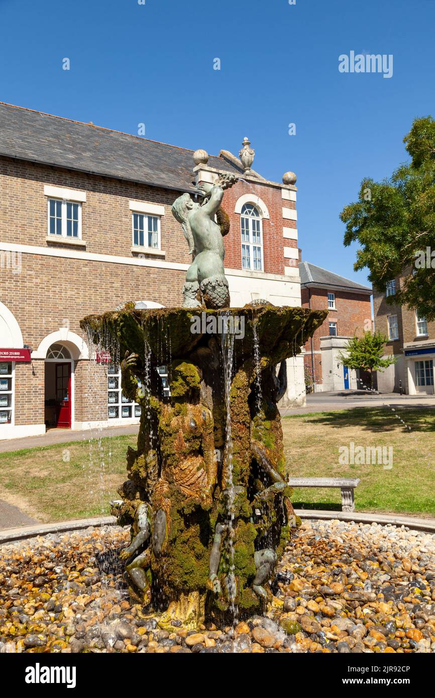 Une fontaine dans le village de Poundbury, dans le Dorset, en Angleterre Banque D'Images