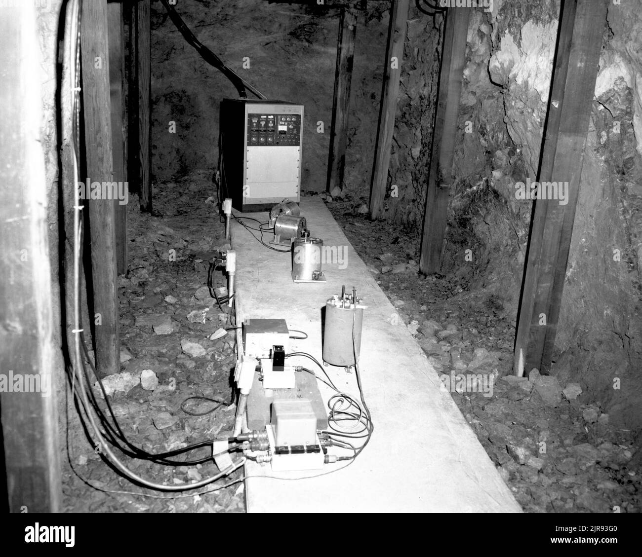 B732300 ELY NEVADA SEISMIC STATION LEO BRADY (INGÉNIEUR DE PROJET) SEP 13 73 EG&G/NTS PHOTO LAB DATE DE PUBLICATION : 9/13/1973 BRADY, LEO F; CÂBLES; SALETÉ (SOL); EDGERTON, GERMESHAUSEN & GRIER ; EG&G ; ELY, NEVADA ; TROUS (DANS LE SOL) ; NEVADA ; SITE D'ESSAI DU NEVADA ; NTS ; ESSAIS NUCLÉAIRES ; RÉCUPÉRATION; SISMIQUE; CAPTEURS SISMIQUES; INSTRUMENTS SISMOGRAPHIQUES; STATIONS SISMOLOGIQUES; GROTTE DE SISMOLOGIE; SITES D'ESSAI; ESSAI DE TUNNEL; TUNNELS; UGT; SOUTERRAIN; ESSAIS SOUTERRAINS; images historiques d'ELY NEVADA. 1972 - 2012. Département de l'énergie. Administration nationale de la sécurité nucléaire. Photographies relatives à la Weapo nucléaire Banque D'Images