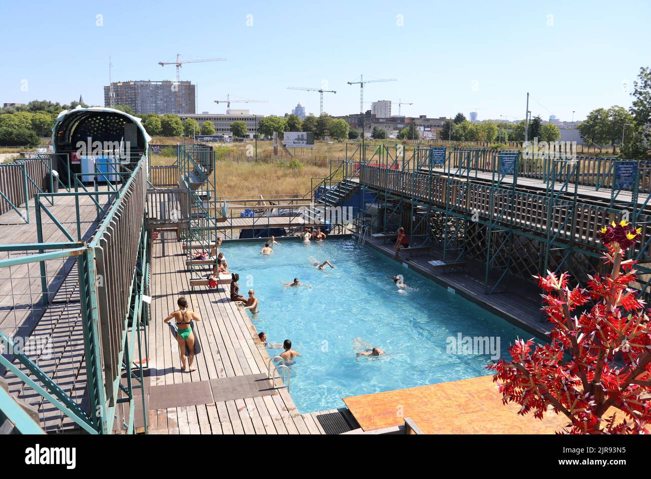 12 août 2022, Belgique, Brüssel Baigneurs dans la piscine en plein air