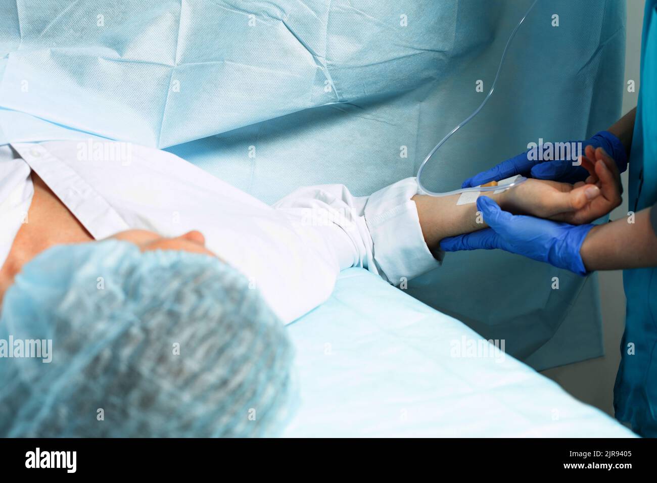 Patiente en salle d'opération à l'hôpital, prête pour la césarienne Banque D'Images