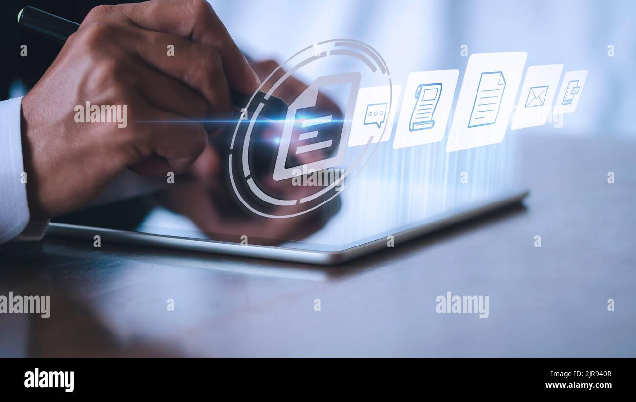 Les hommes d'affaires utilisent la signature électronique de signature de stylo sur la signature électronique, la gestion de documents de feuille de données, le concept de bureau sans papier. Homme d'affaires utilisant St Banque D'Images