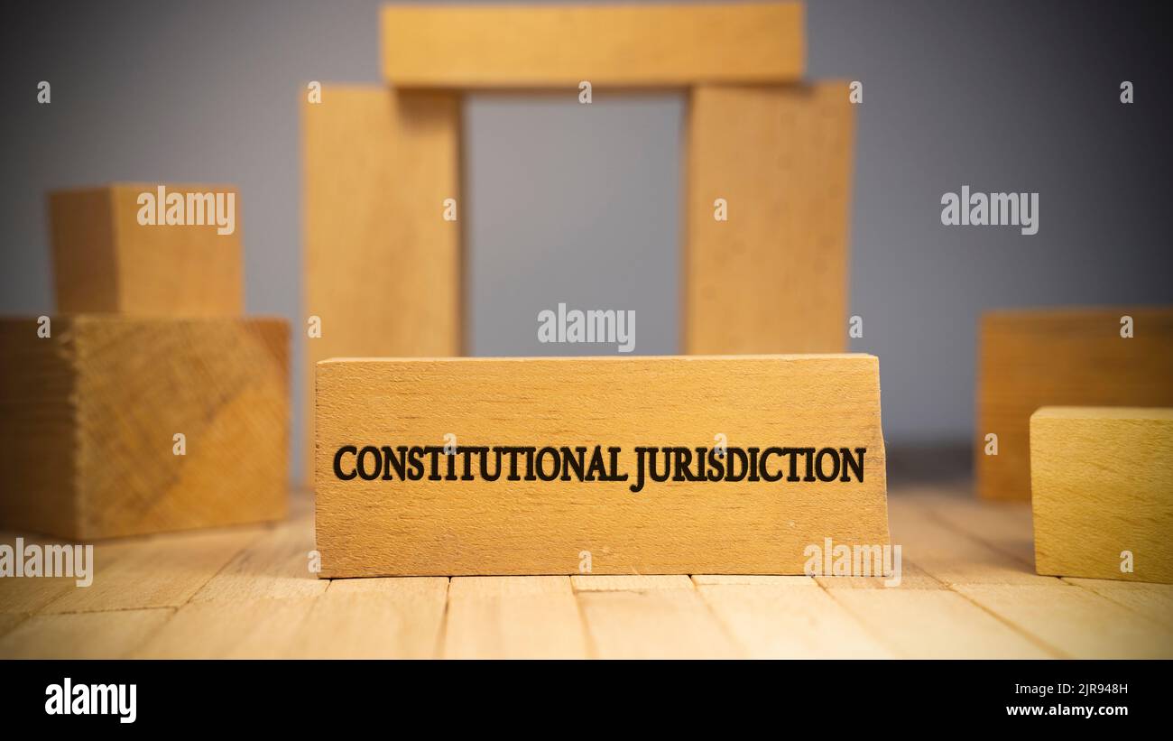 Compétence constitutionnelle écrite sur une surface en bois. Loi et système d'État. Concept créé à partir de bâtons en bois. Banque D'Images