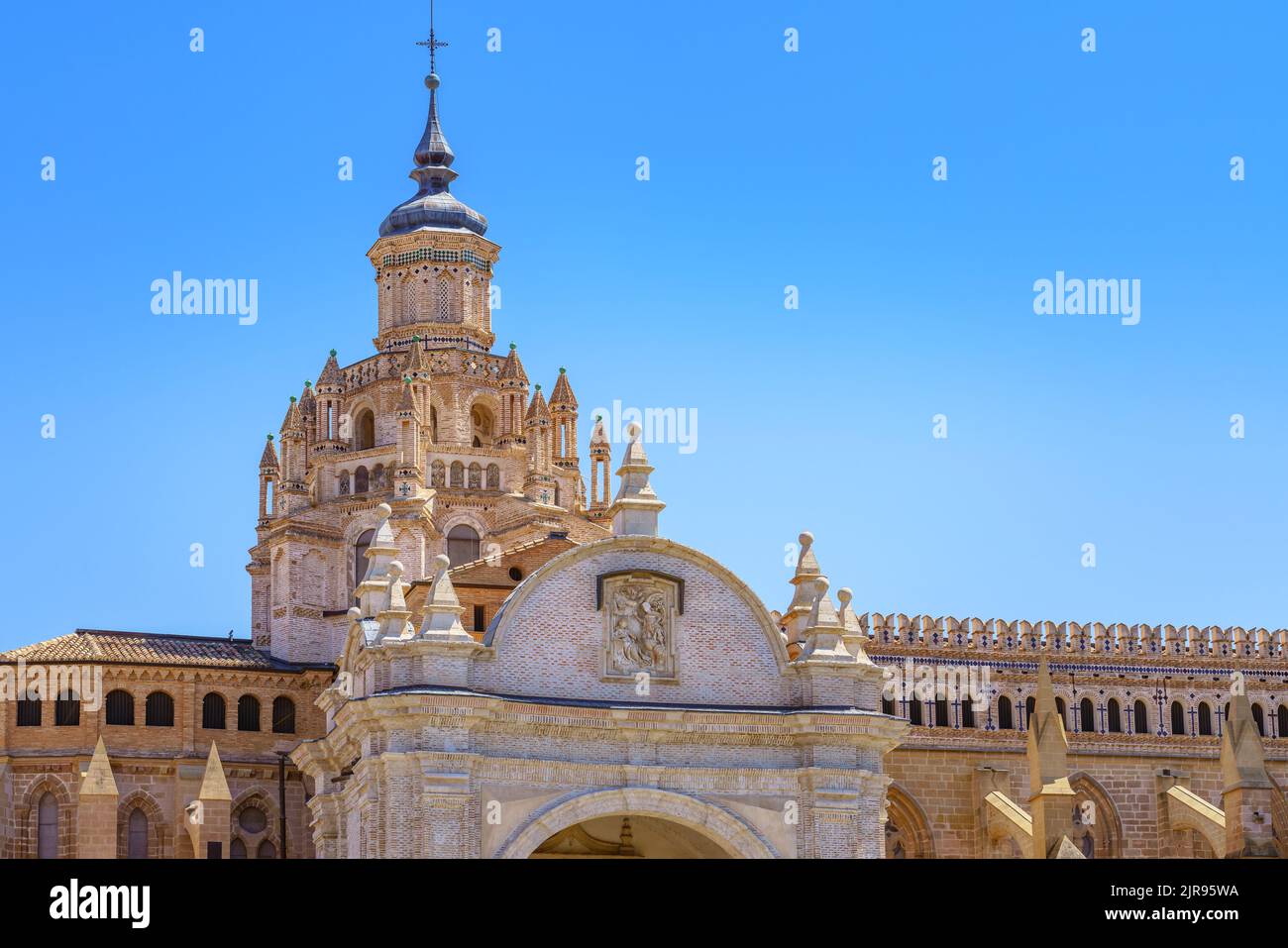 Vue sur la partie supérieure de la cathédrale de Tarazona avec son dôme de style mudéjar Banque D'Images