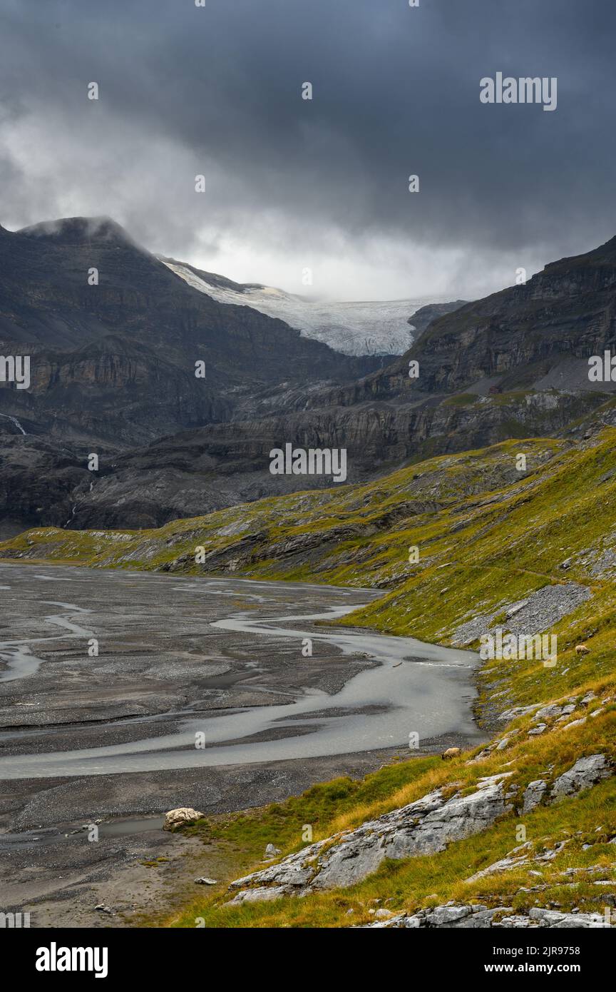 Lämmerenboden avec ruisseau et glacier wildstrubel au loin en valais Banque D'Images