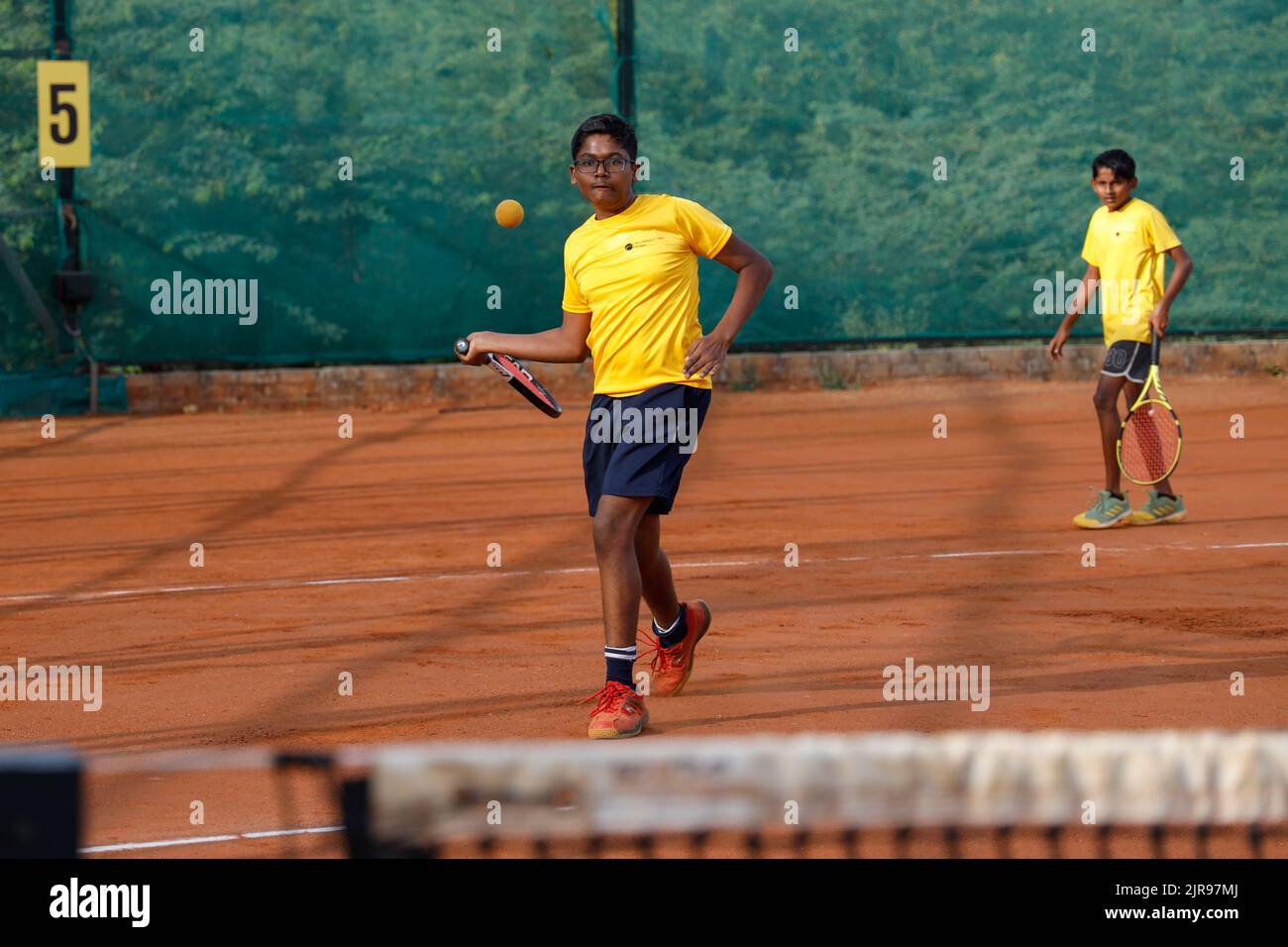Garçons à l'Institut JayÕs de tennis de Trichy/Tiruchirapalli, Tamil Nadu, Inde Banque D'Images