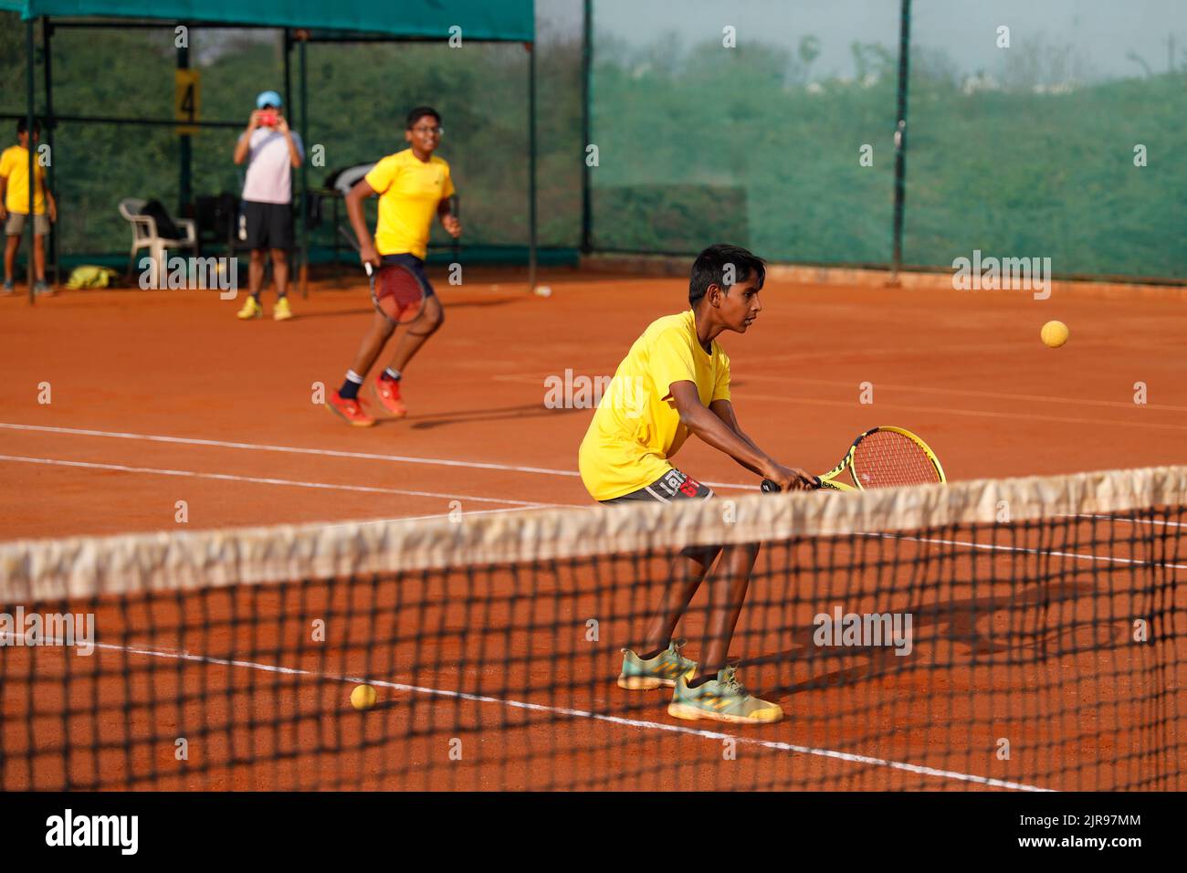 Garçons à l'Institut JayÕs de tennis de Trichy/Tiruchirapalli, Tamil Nadu, Inde Banque D'Images