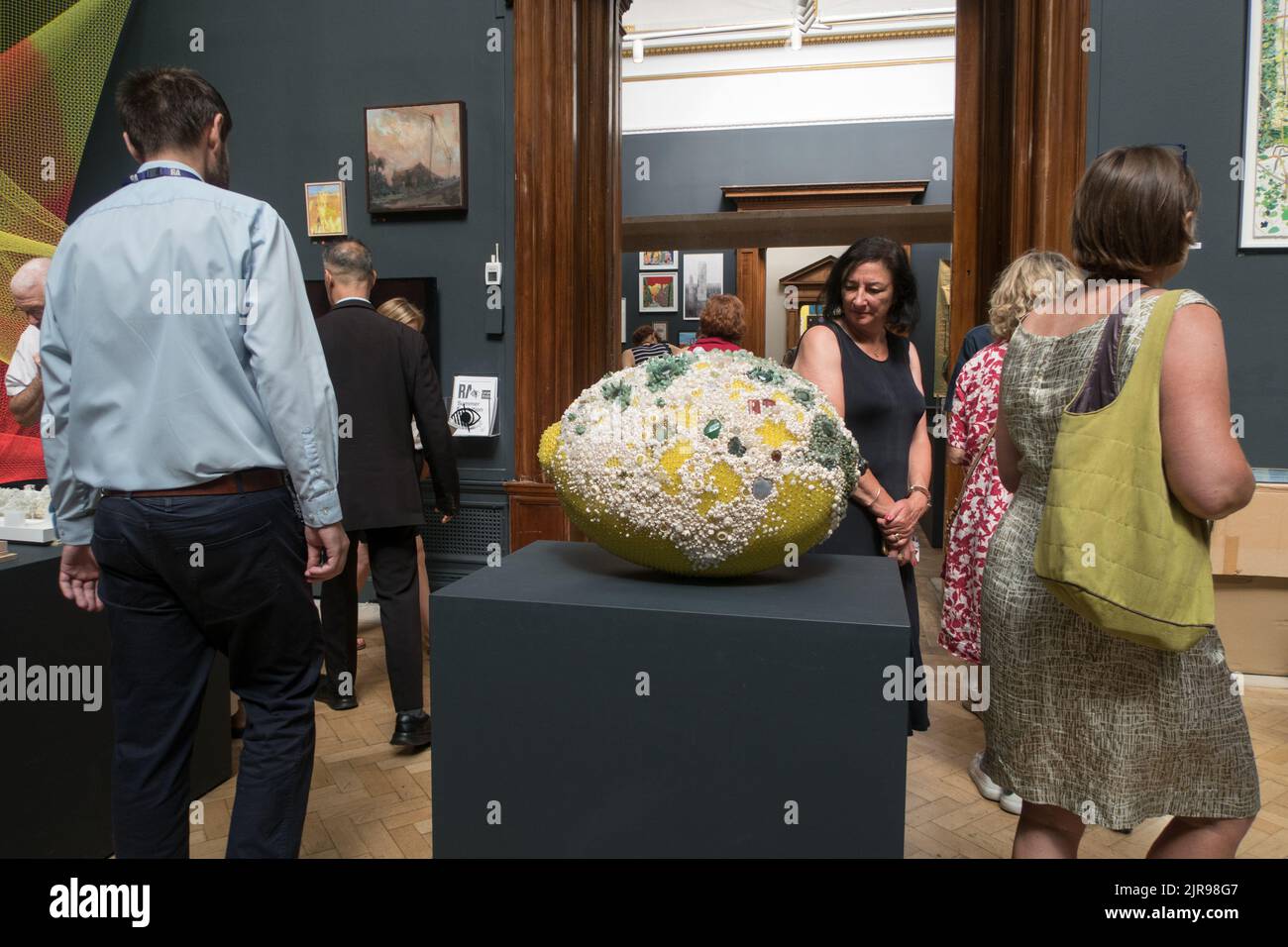 Une vue d'ensemble de l'œuvre d'art Bad Lemon par l'artiste Kathleen Ryan, exposée à l'exposition d'été 2022 à Londres à la Royal Academy of Arts Banque D'Images