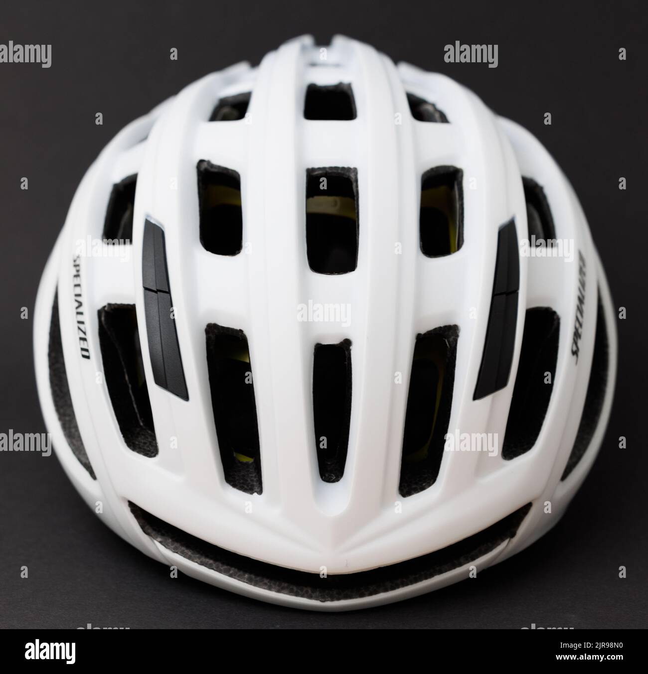 Vue avant d'un casque spécialisé blanc isolé sur fond noir Banque D'Images