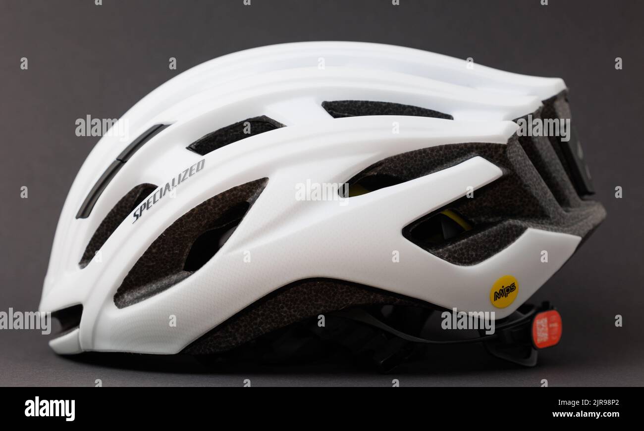 Vue latérale d'un casque spécialisé blanc avec le système MIPS isolé sur fond noir Banque D'Images