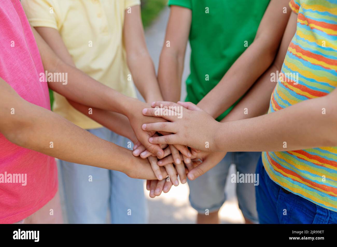 Les enfants se tenant en cercle avec les paumes étirées Banque D'Images
