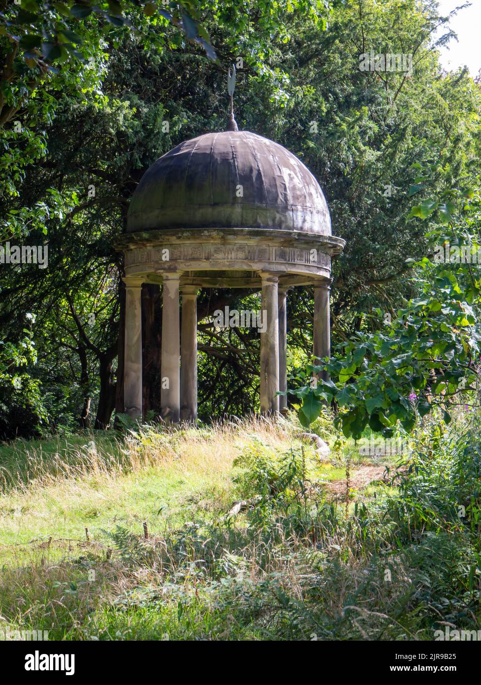 Temple de Diana situé dans le jardin sauvage historique d'Adlington Hall Banque D'Images