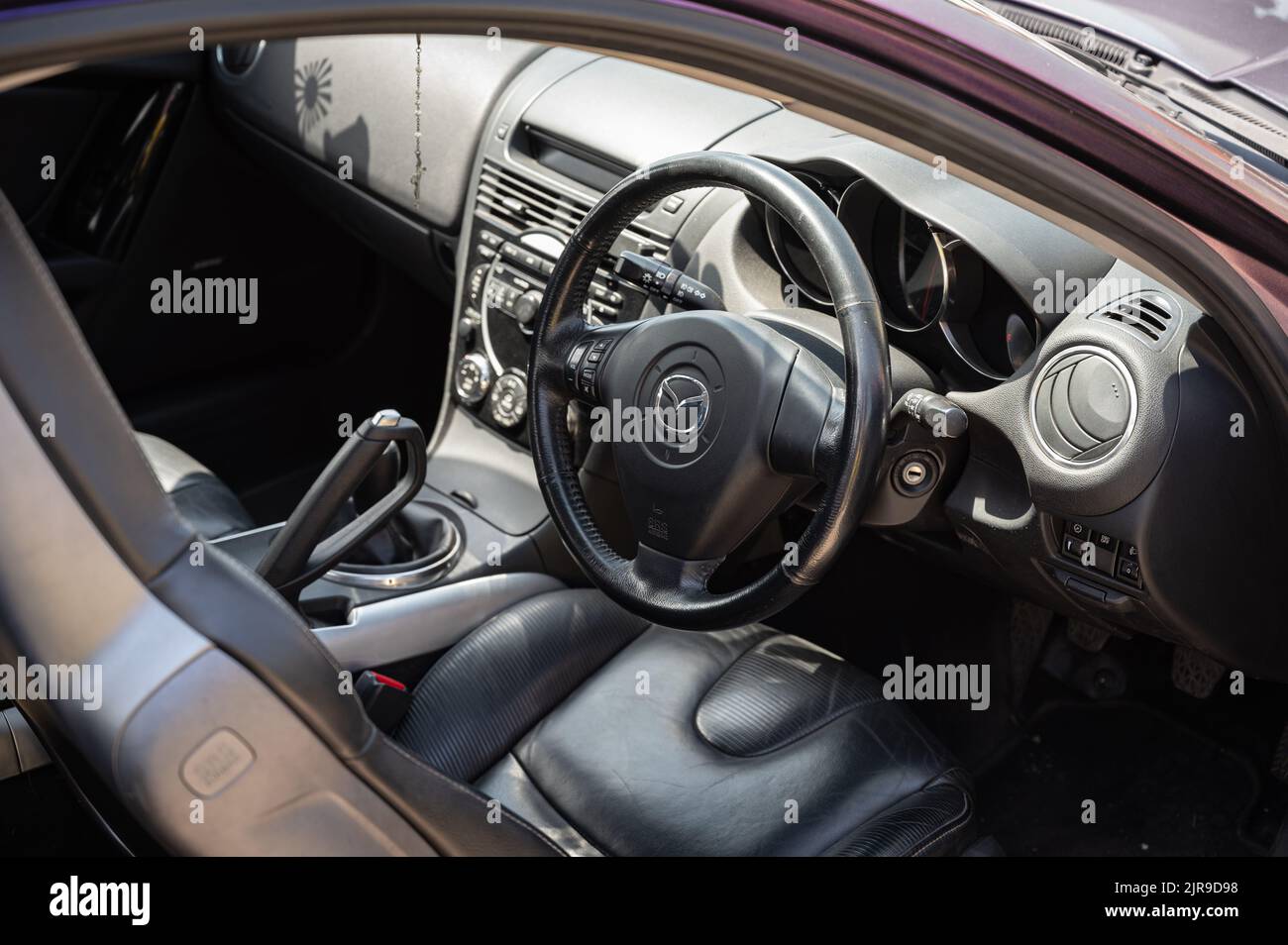 Un intérieur d'une Mazda Rx-8, le cockpit d'origine avec son ouverture de porte particulière Banque D'Images