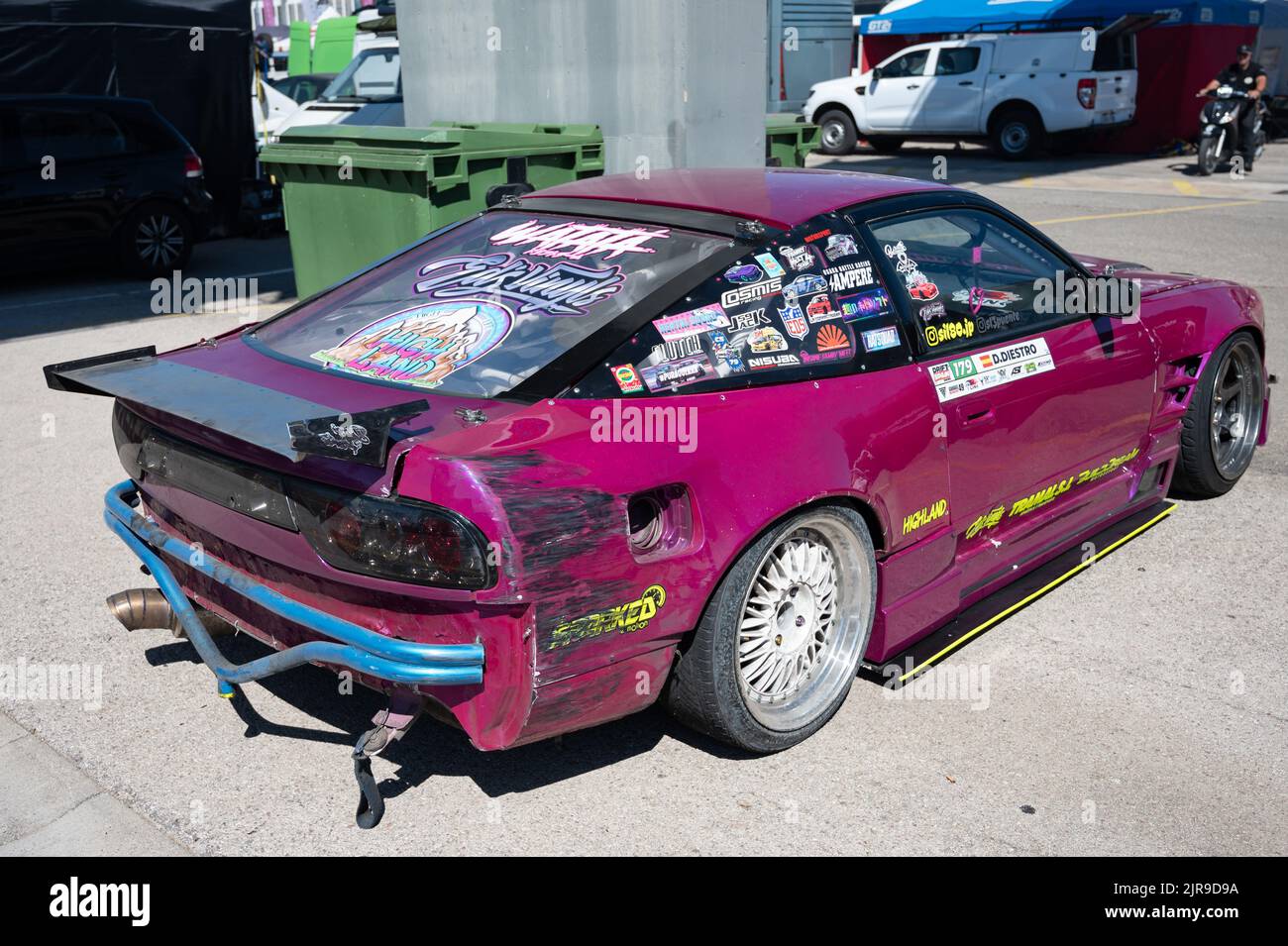 Une vue arrière des bosses et des rayures d'une Nissan Silvia S13 Silquatre-vingts violette Banque D'Images