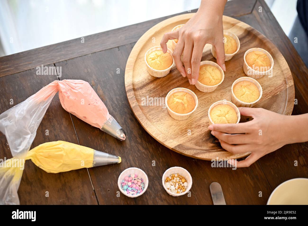 Vue de dessus de la femme se préparant à décorer le cupcake après avoir fini du cuire Banque D'Images