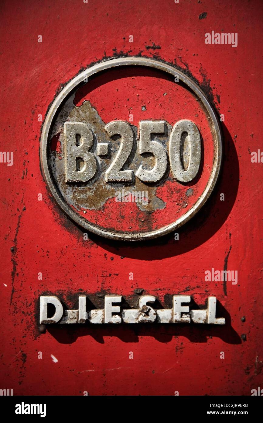 Emblème du fabricant sur le côté du tracteur B-250 d'époque. Banque D'Images