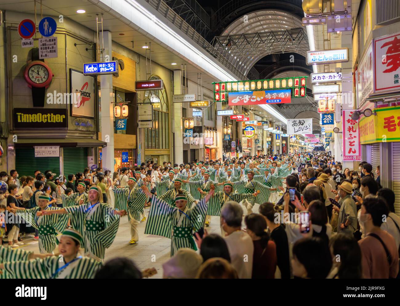 Kochi, Japon - 10 août 2022 : des danseurs se produisent dans la rue commerçante la nuit pendant le festival d'été Banque D'Images