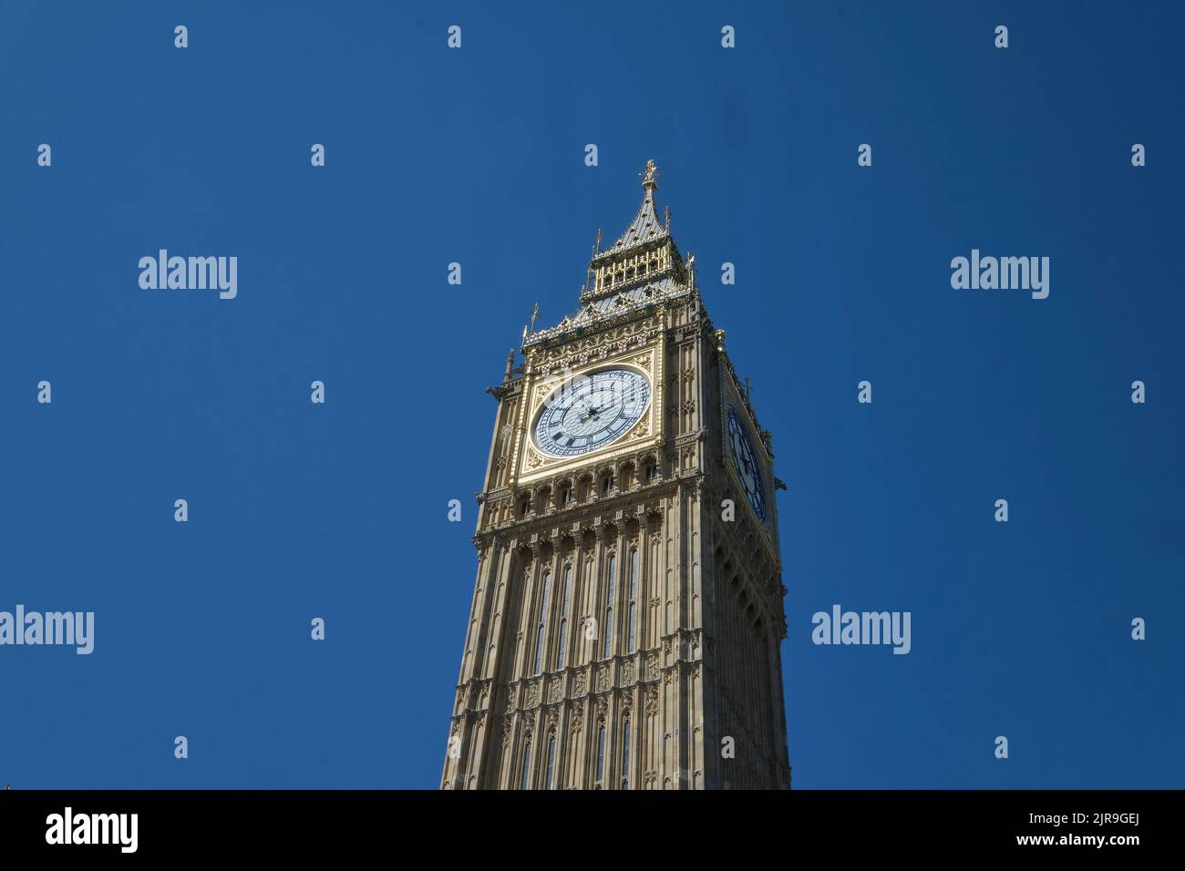 Vue sur le Big Ben récemment nettoyé à Londres en été Banque D'Images