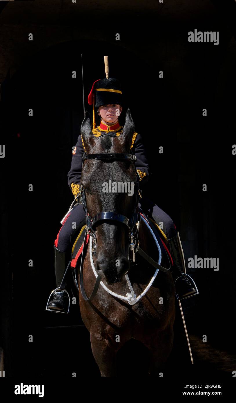 Soldat féminin de la troupe du roi Royal Horse Artillery en service à Whitehall, Londres Banque D'Images