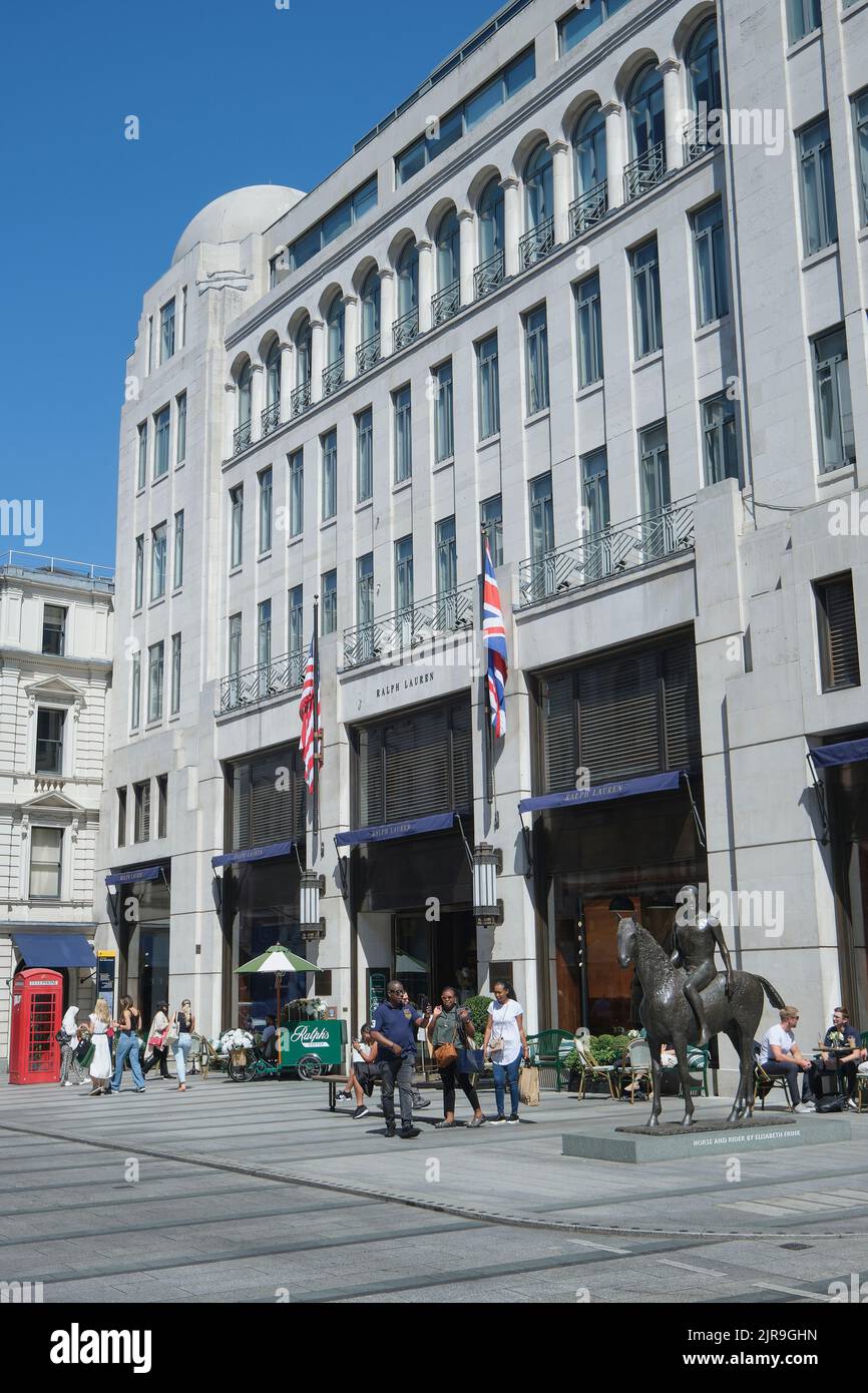 De riches touristes émergent de la boutique de créateurs Ralph Lauren à New Bond Street à Londres Banque D'Images