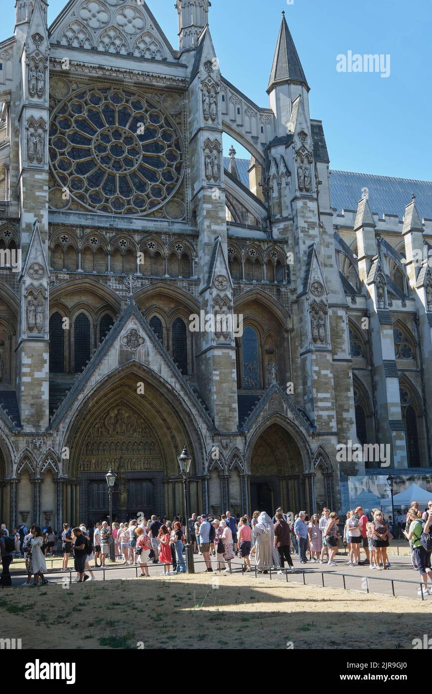 Les touristes font la queue devant l'abbaye de Westminster à Londres en été Banque D'Images