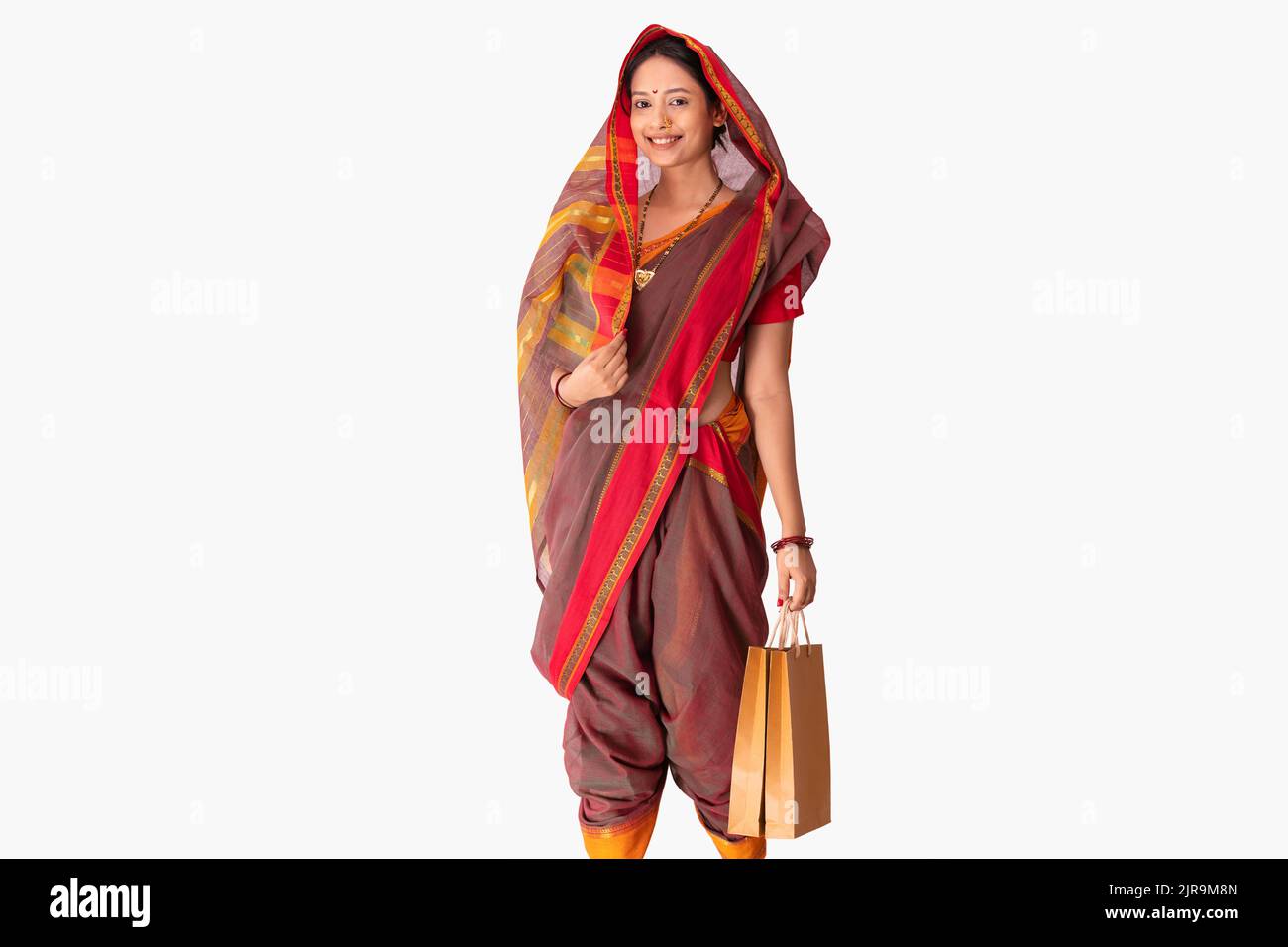 Portrait d'une femme Maharashtrian tenue traditionnelle tenant des sacs à provisions Banque D'Images