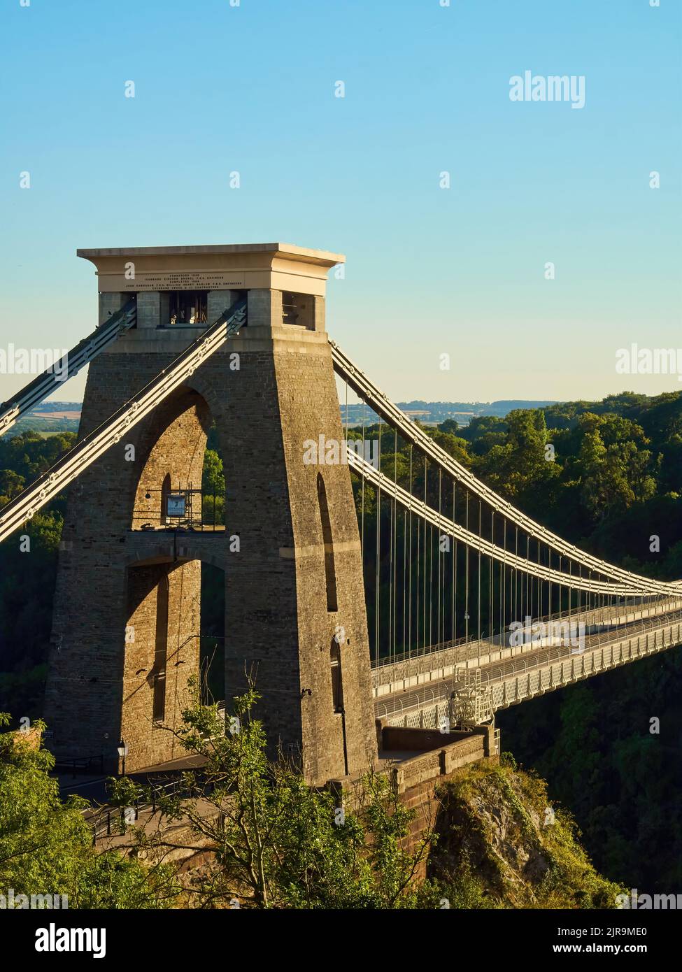 Le célèbre pont suspendu de Clifton à Bristol est baigné d'un éclairage latéral spectaculaire sous un soleil d'été. Banque D'Images