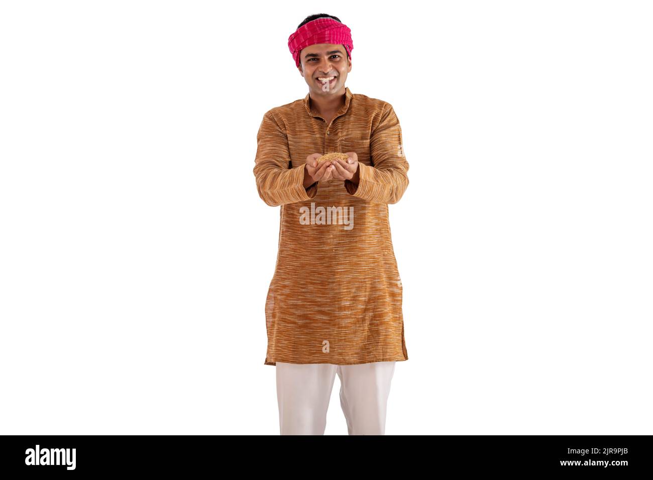Portrait de Bihar homme tenant paddy dans sa main contre fond blanc Banque D'Images