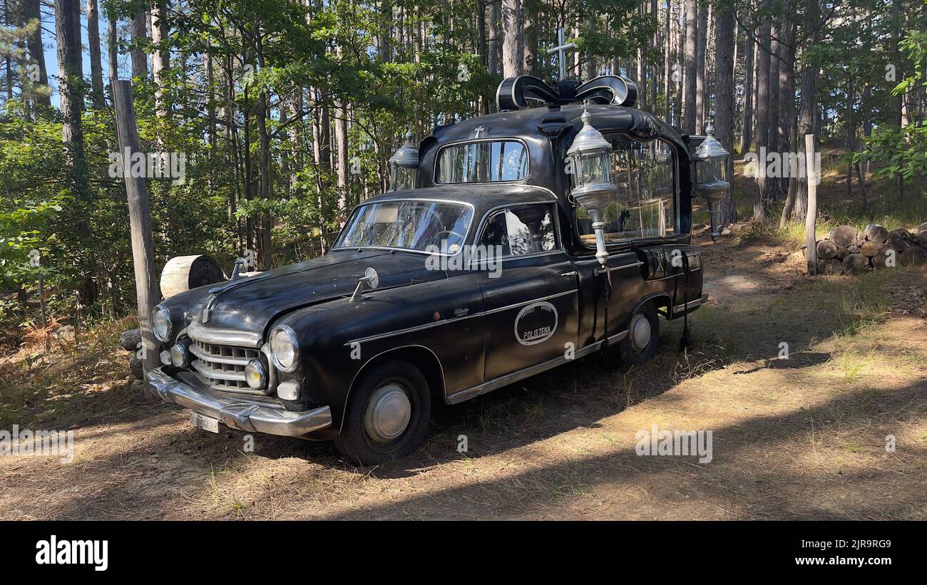 Une voiture noire et ancienne dans l'exposition de voitures anciennes et historiques dans la campagne Banque D'Images