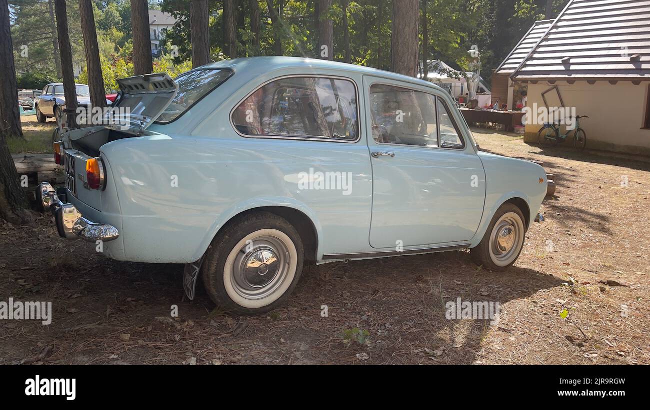 Une Fiat 600 dans l'exposition de voitures anciennes et historiques dans la campagne Banque D'Images