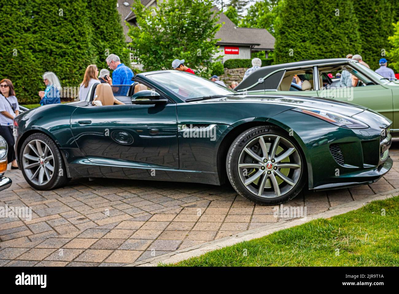 Highlands, Caroline du Nord - 10 juin 2022 : vue latérale à faible perspective d'une Jaguar F-Type V8 S Cabriolet 2014 lors d'un salon automobile local. Banque D'Images