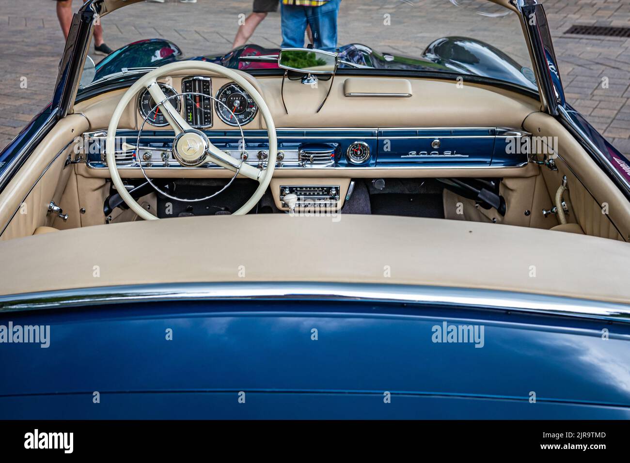 Highlands, NC - 10 juin 2022 : vue intérieure grand angle d'un roadster Mercedes-Benz 300 SL 1958 lors d'un salon automobile local. Banque D'Images