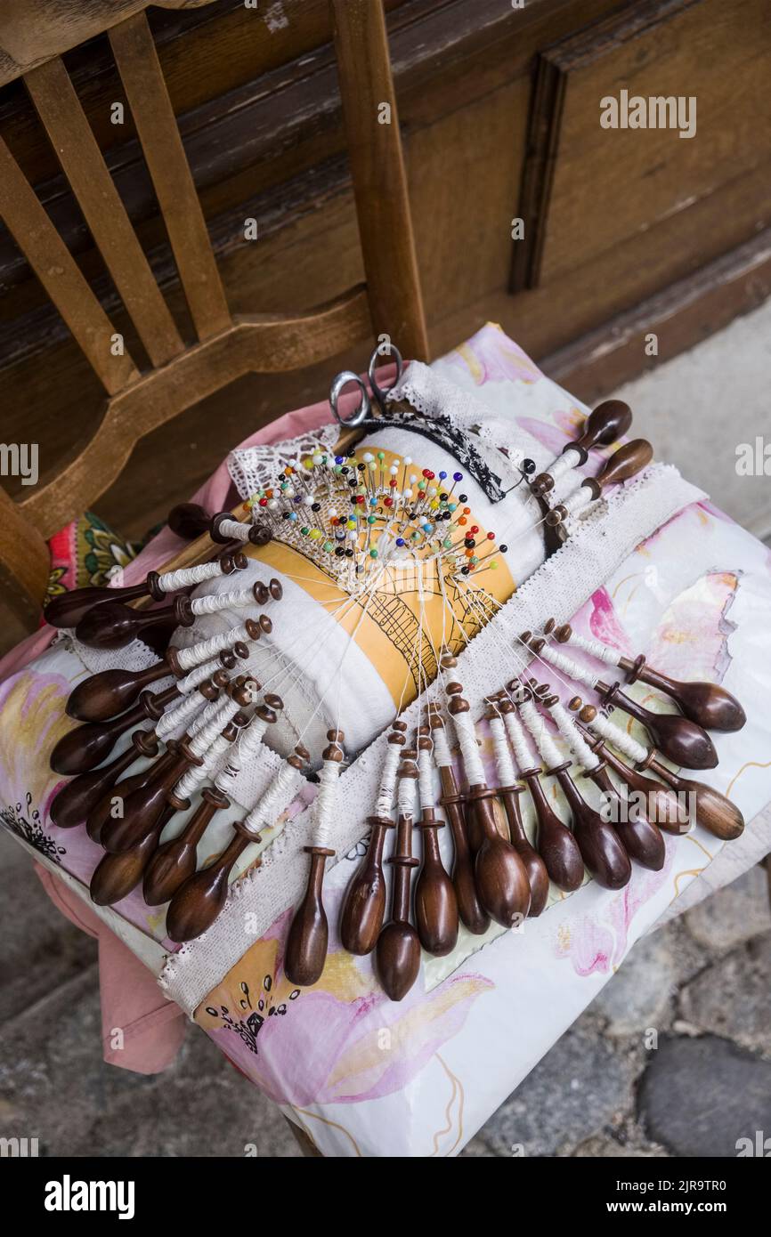 Le Puy-en-Velay (centre-sud de la France) : dentelle du Puy. Oreiller et bobins sur une chaise Banque D'Images