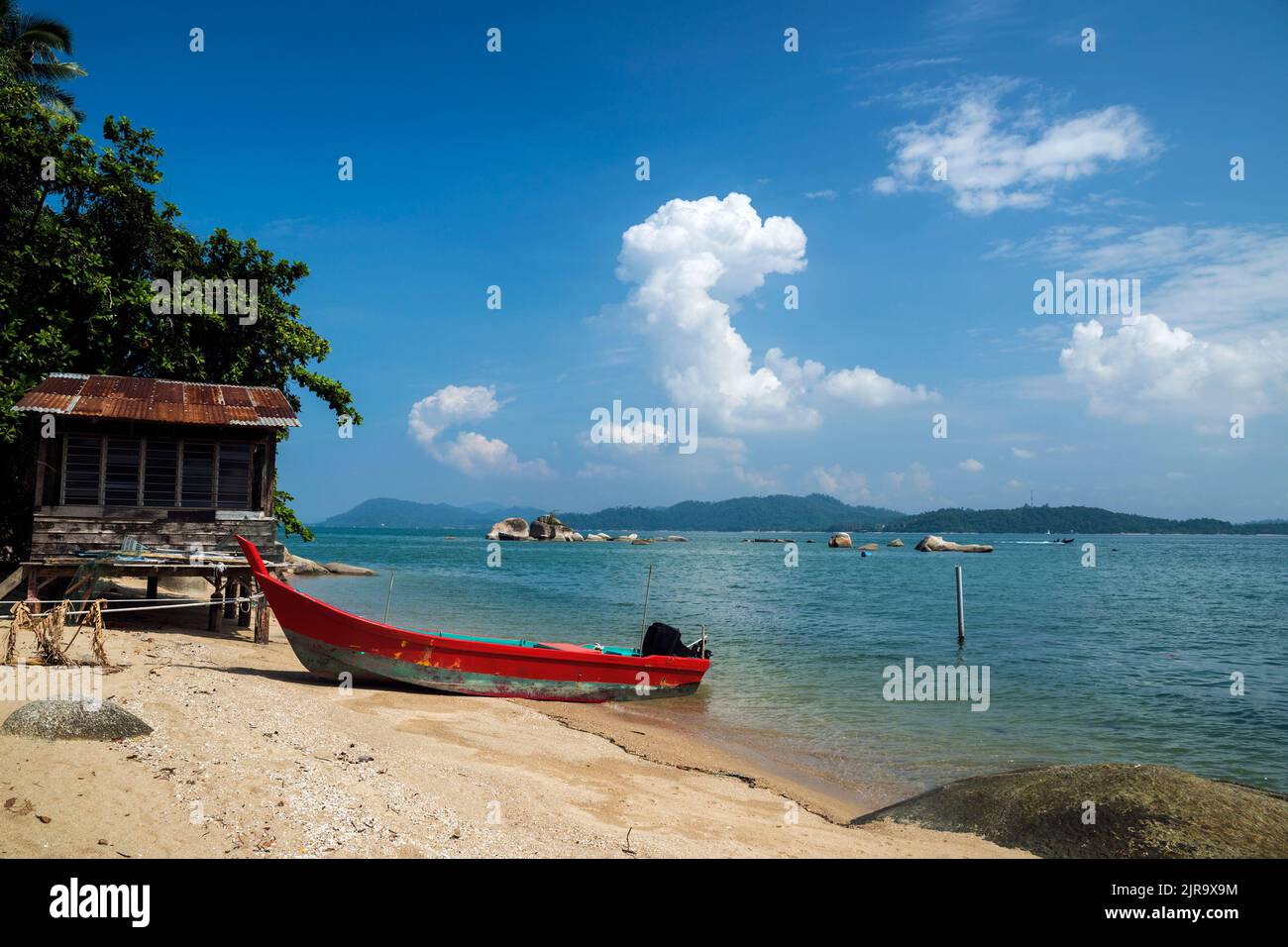 Une petite plage avec des bateaux de pêche et des cabanes à Sungai Pinang Kecil, Pangkor, Perak, Malaisie Banque D'Images