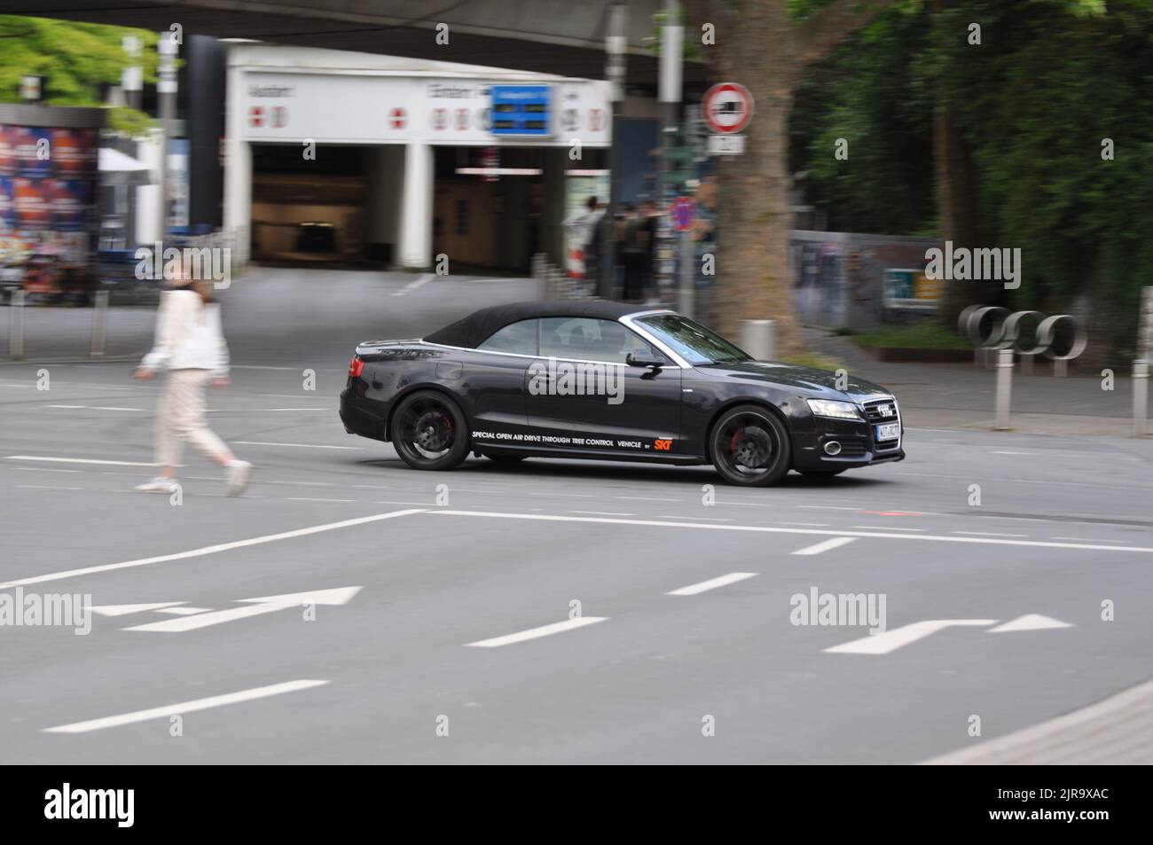 Une Audi A5 (8T) convertible noire en roulant à l'intersection à Bochum, en Allemagne. Banque D'Images