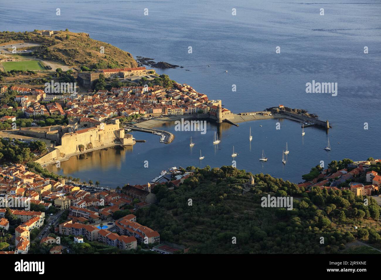 Collioure (sud de la France) : vue aérienne de la station et du port de plaisance en été Banque D'Images