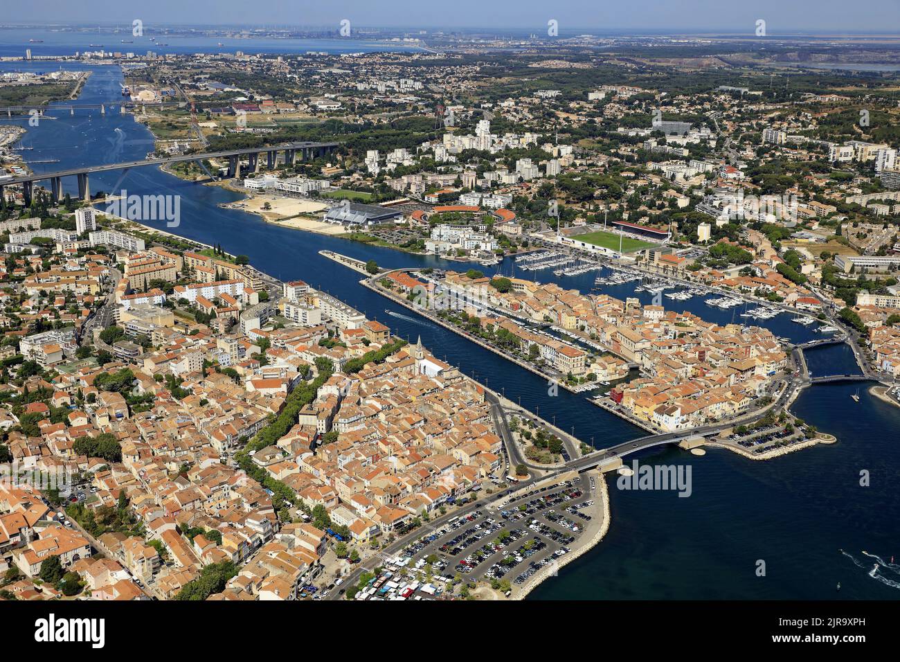 Martigues (sud-est de la France): Vue aérienne de la ville surnommée la ÒProvencal VeniceÓ, qui s'étend le long des rives de la ÒEtang de BerreÓ pon Banque D'Images