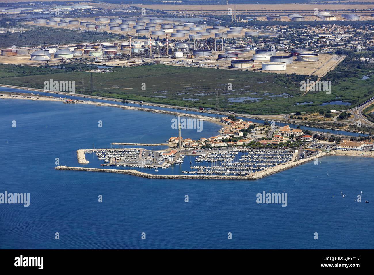 Port pétrolier de fos Banque de photographies et d'images à haute  résolution - Alamy